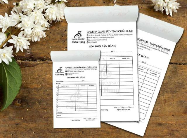alt text về đôi tay đang xử lý giấy tờ hoặc vật liệu in ấn