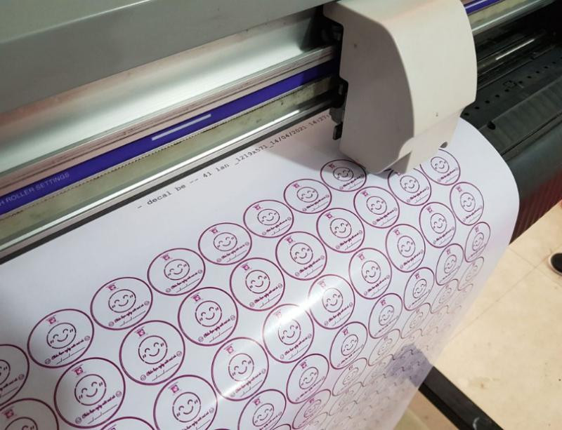 Ảnh minh họa ưu điểm và nhược điểm của in decal nhựa