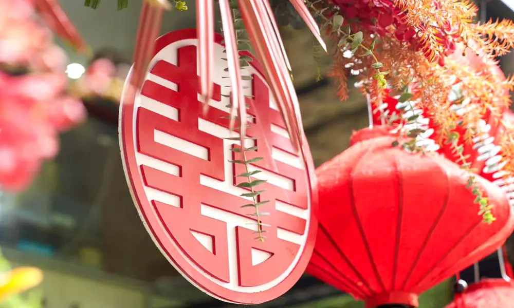 Biểu tượng chữ Song Hỷ màu đỏ thắm, thường dùng trong trang trí đám cưới