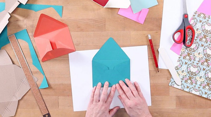 Các dụng cụ cần thiết để tự làm phong bì hình trái tim