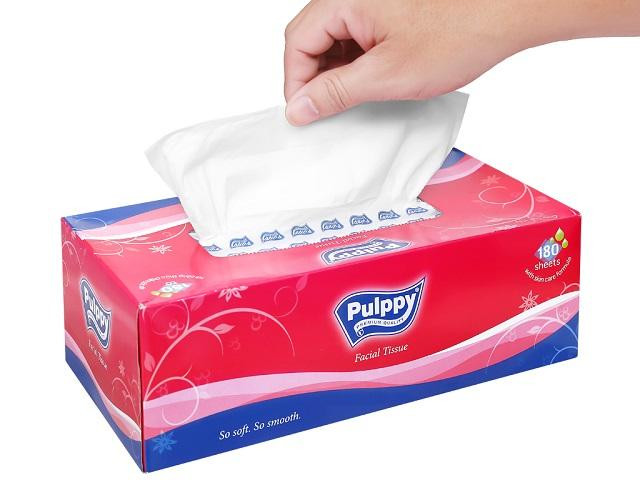 Dùng khăn giấy ẩm để gỡ nhãn dán trên đồ nhựa