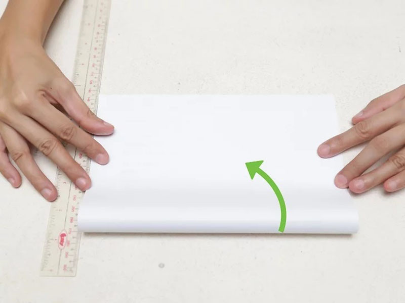 Gấp mép dưới của lá thư cho phong bì cỡ nhỏ
