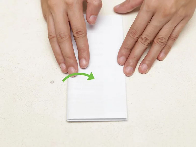 Gấp phần còn lại của giấy vào trong