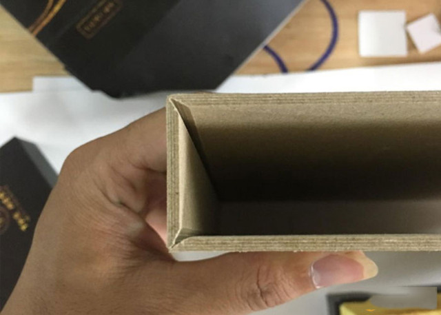Hộp giấy cứng cao cấp làm từ bìa carton lạnh