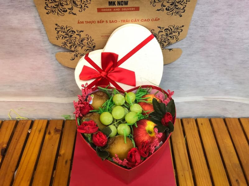 Hộp quà trái cây hình trái tim ý nghĩa cho Ngày Valentine