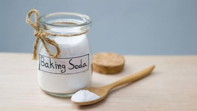 Hướng dẫn dùng baking soda bóc tem dán trên đồ nhựa