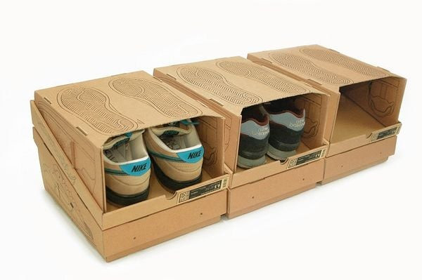 Kệ đựng giày nhỏ gọn làm từ các hộp giày cũ được xếp chồng