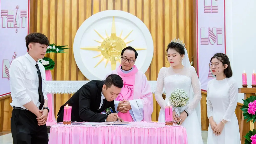 Linh mục chứng hôn trong nghi thức lễ cưới Công Giáo tại nhà thờ