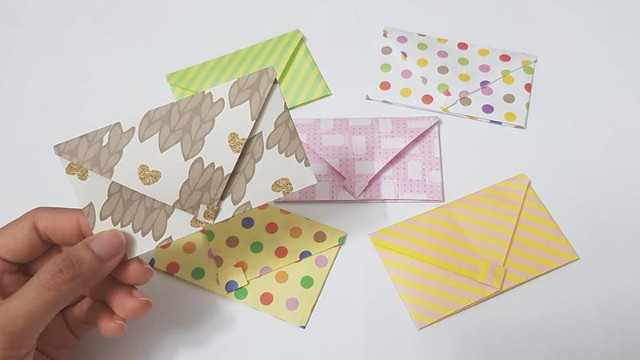 Mẫu phong bì thư handmade với họa tiết hoa lá và kẻ sọc đơn giản