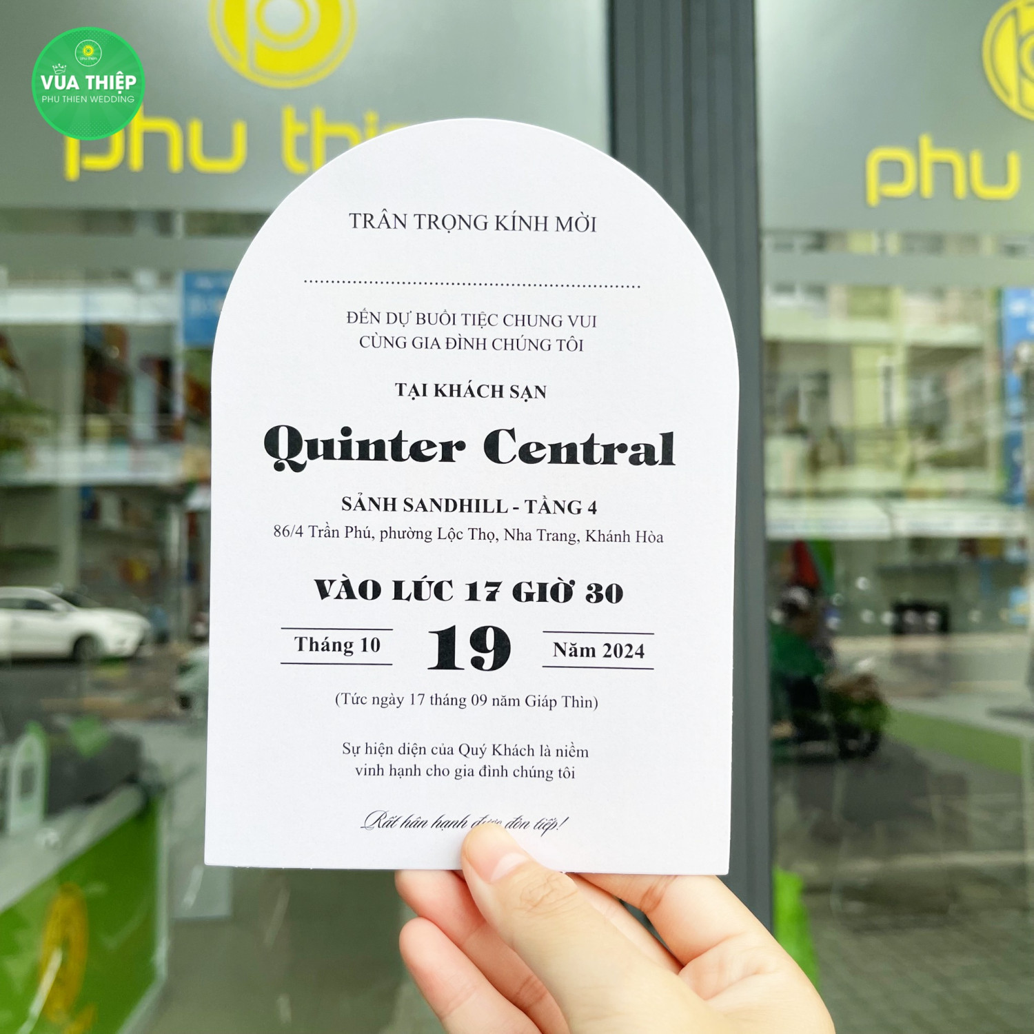 Mẫu thiệp cưới in hình dâu rể phong cách tối giản
