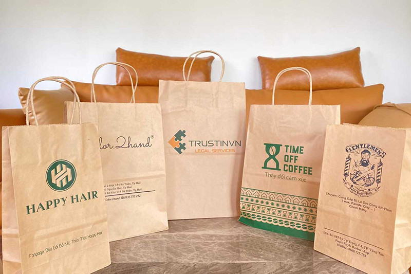 Mẫu túi giấy Kraft in logo thương hiệu thời trang