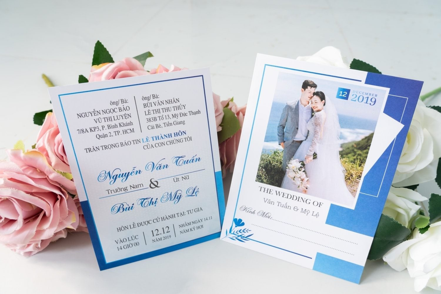 Mô tả hộp quà màu xanh dương với hoa văn tinh tế