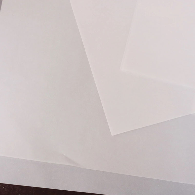 Tập giấy can trong suốt, thể hiện khả năng thấu quang đặc trưng