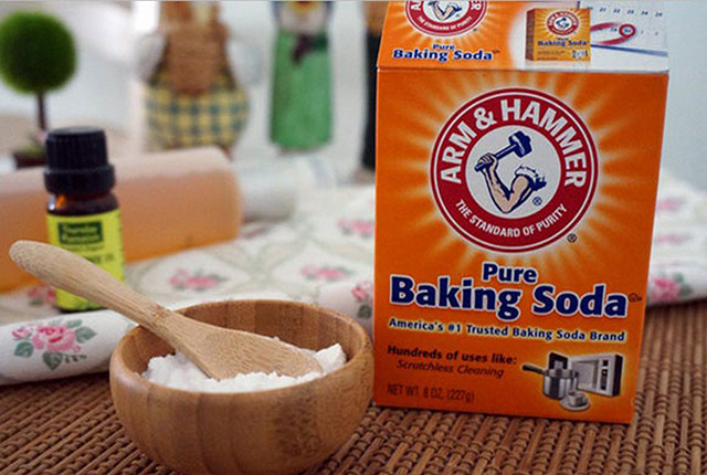 Tẩy mực in trên giấy bằng baking soda