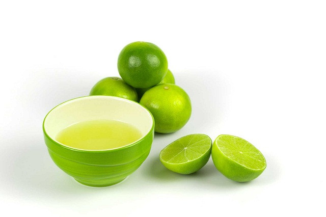 Tẩy vết mực trên giấy bằng chanh tươi