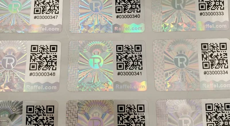 Tem hologram tích hợp mã QR và số serial để xác thực sản phẩm.