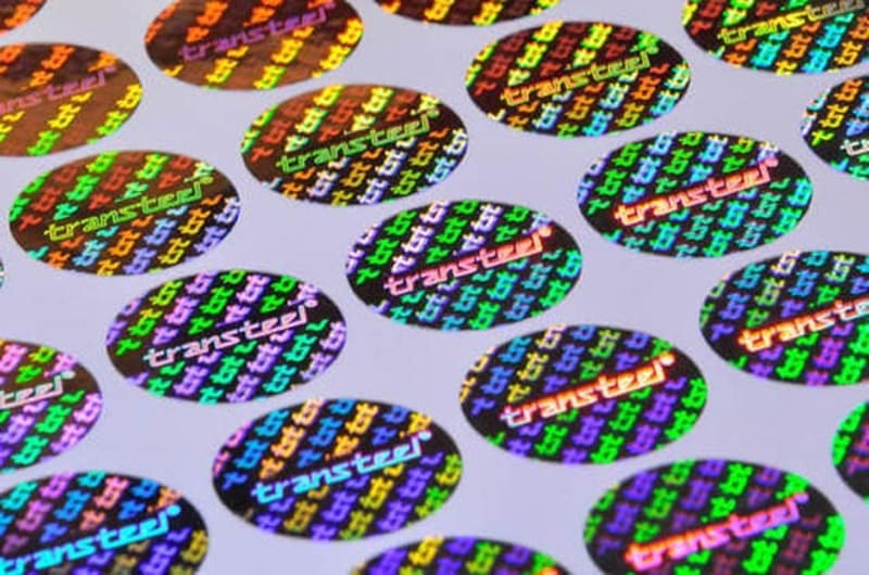 Tem hologram True Color tái tạo hình ảnh chân thực cho mục đích bảo mật.