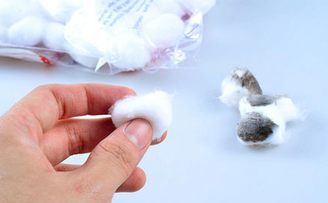Thấm mực ướt trên giấy bằng miếng bông