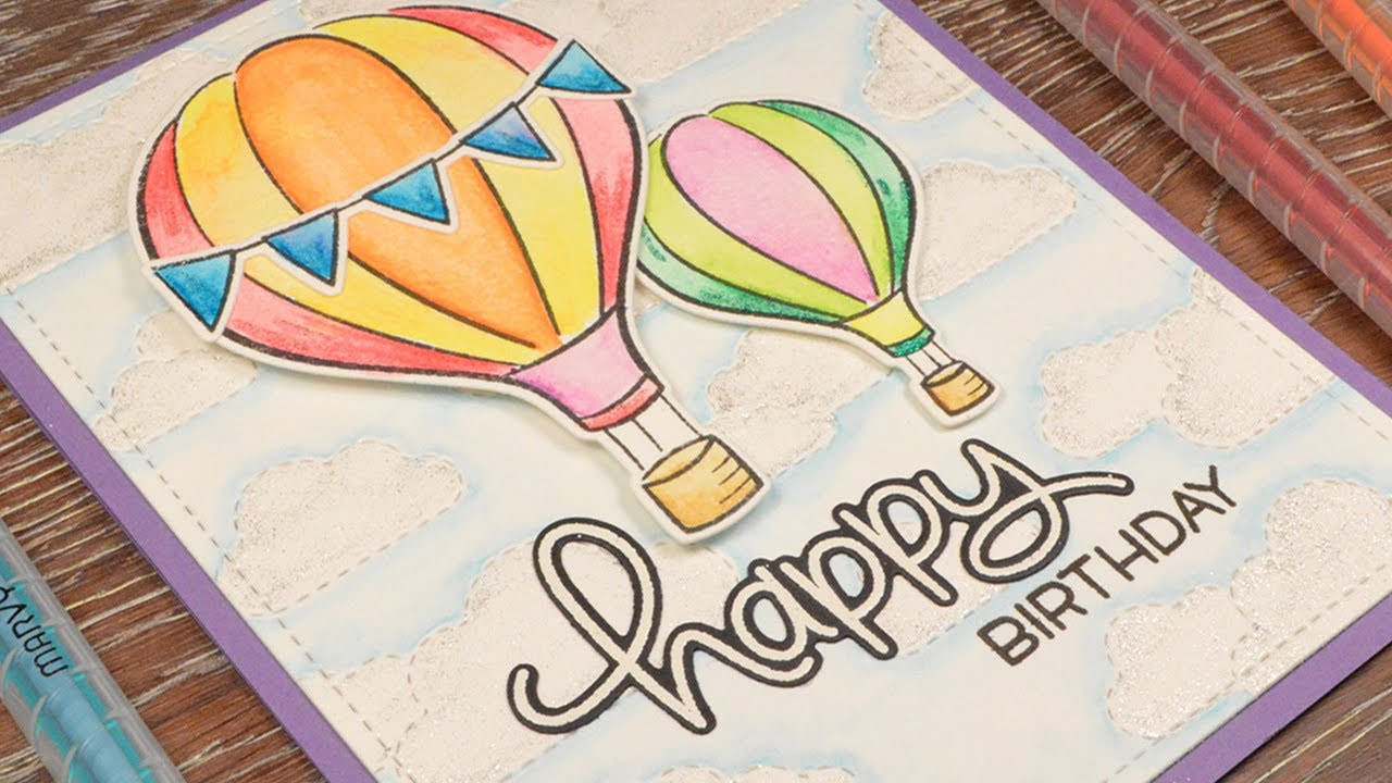 Thiệp chúc mừng sinh nhật vẽ tay từ giấy A4 với trang trí khinh khí cầu và chữ Happy Birthday