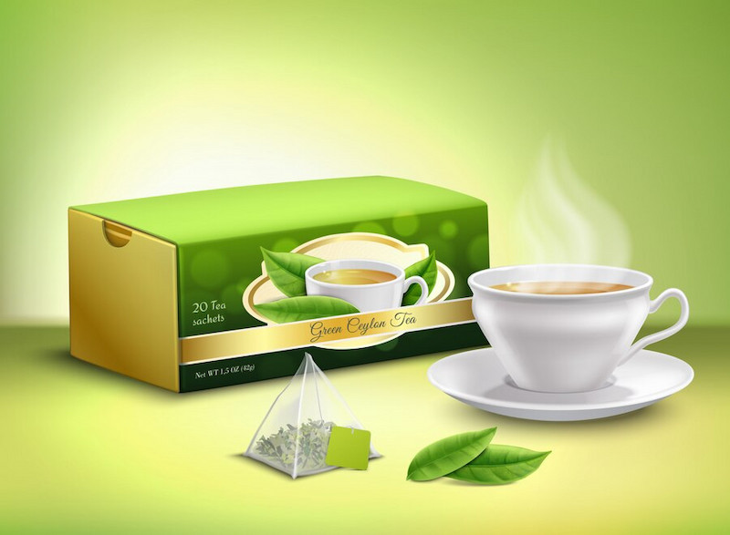 Trà xanh lá cây khô trong chén sứ, biểu tượng văn hóa Việt Nam, sẵn sàng để đóng gói trong hộp giấy đựng trà
