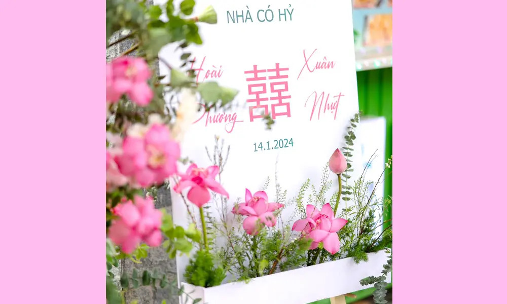 Trang trí cổng cưới với chữ Song Hỷ lớn, thể hiện niềm hỷ sự nhân đôi