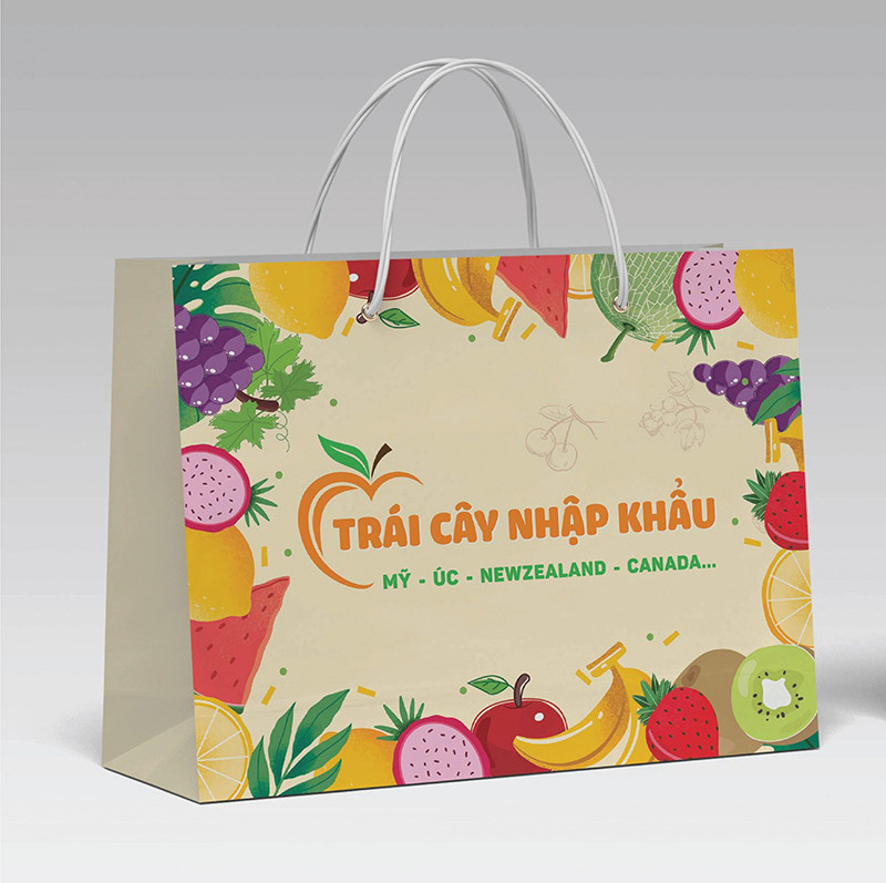 Trưng bày trái cây trong cửa hàng bằng túi giấy Kraft thân thiện