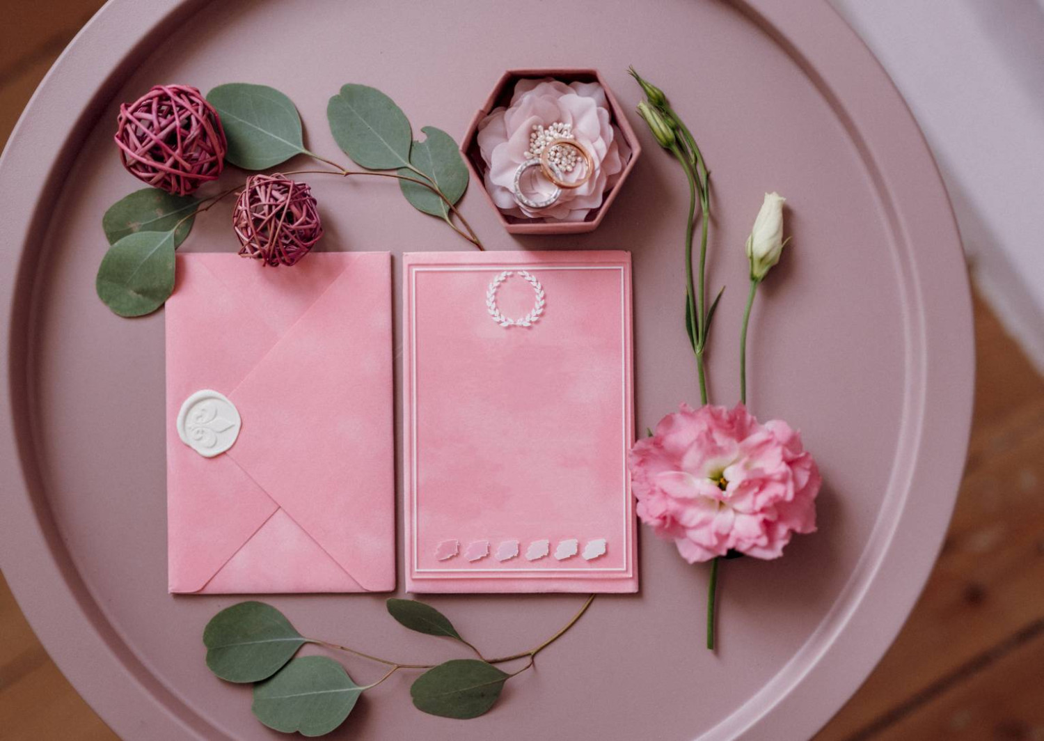 Viết thông tin chi tiết lên tấm thiệp cưới
